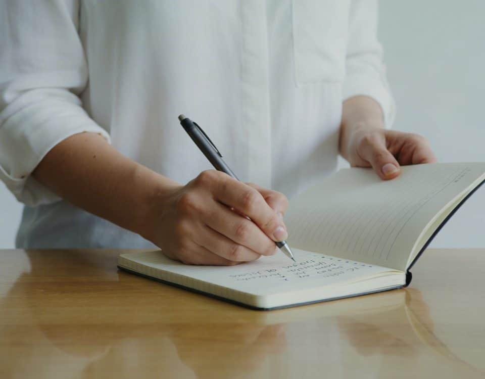 aide soignante en blouse note des salaires sur tableau