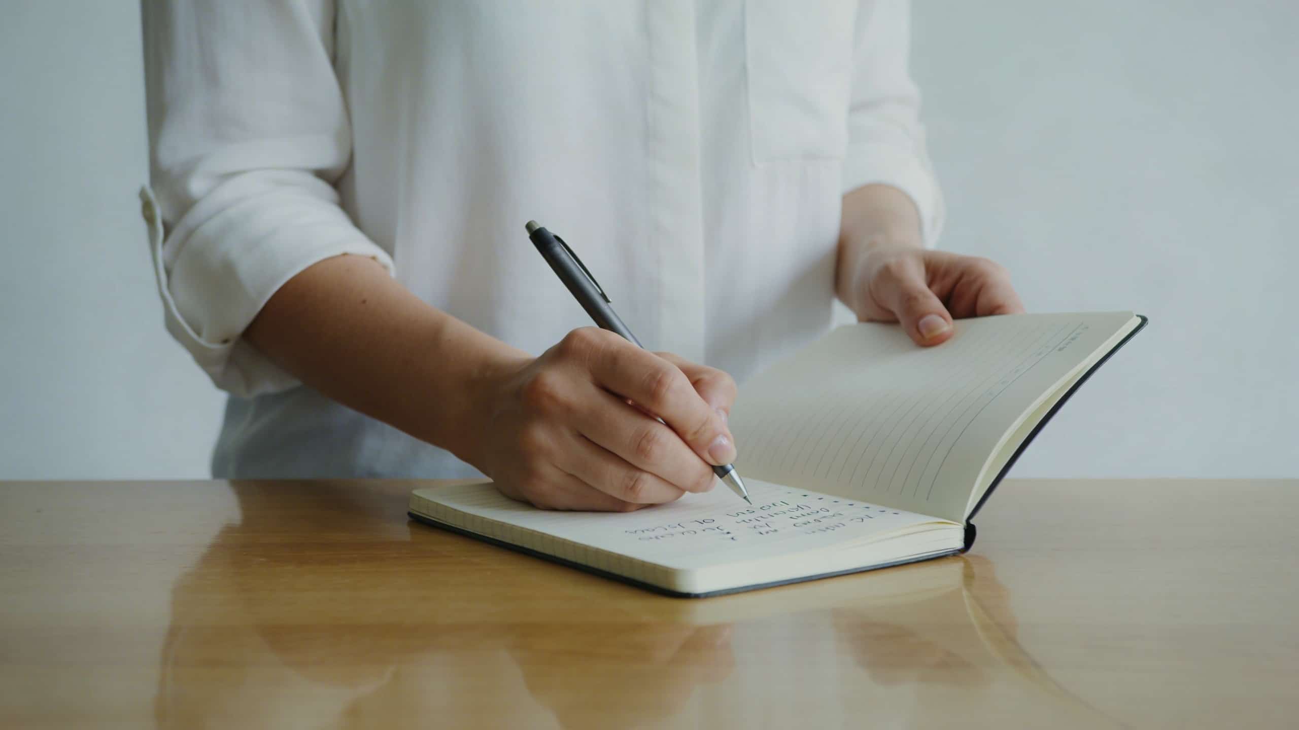 aide soignante en blouse note des salaires sur tableau