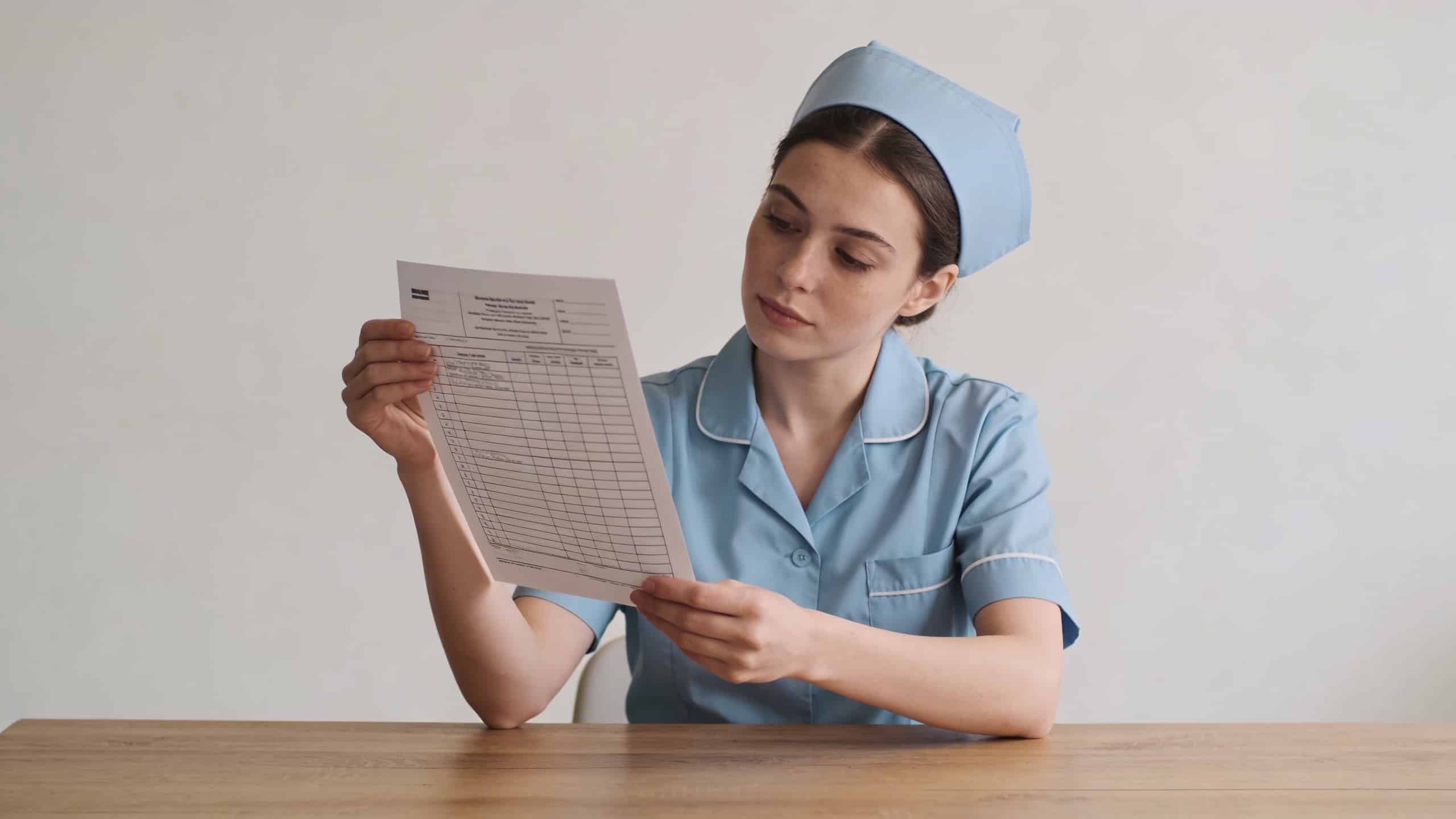 aide soignante verifiant une grille de salaire