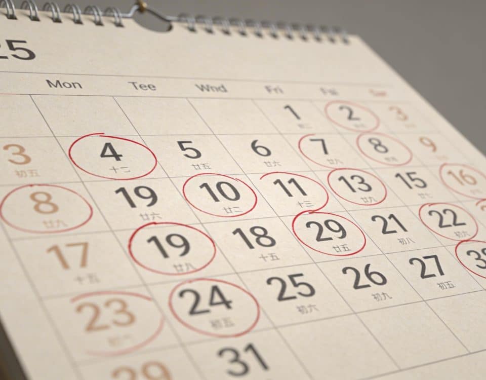 calendrier mural 2025 marqueur rouge entourant jours ouvrables