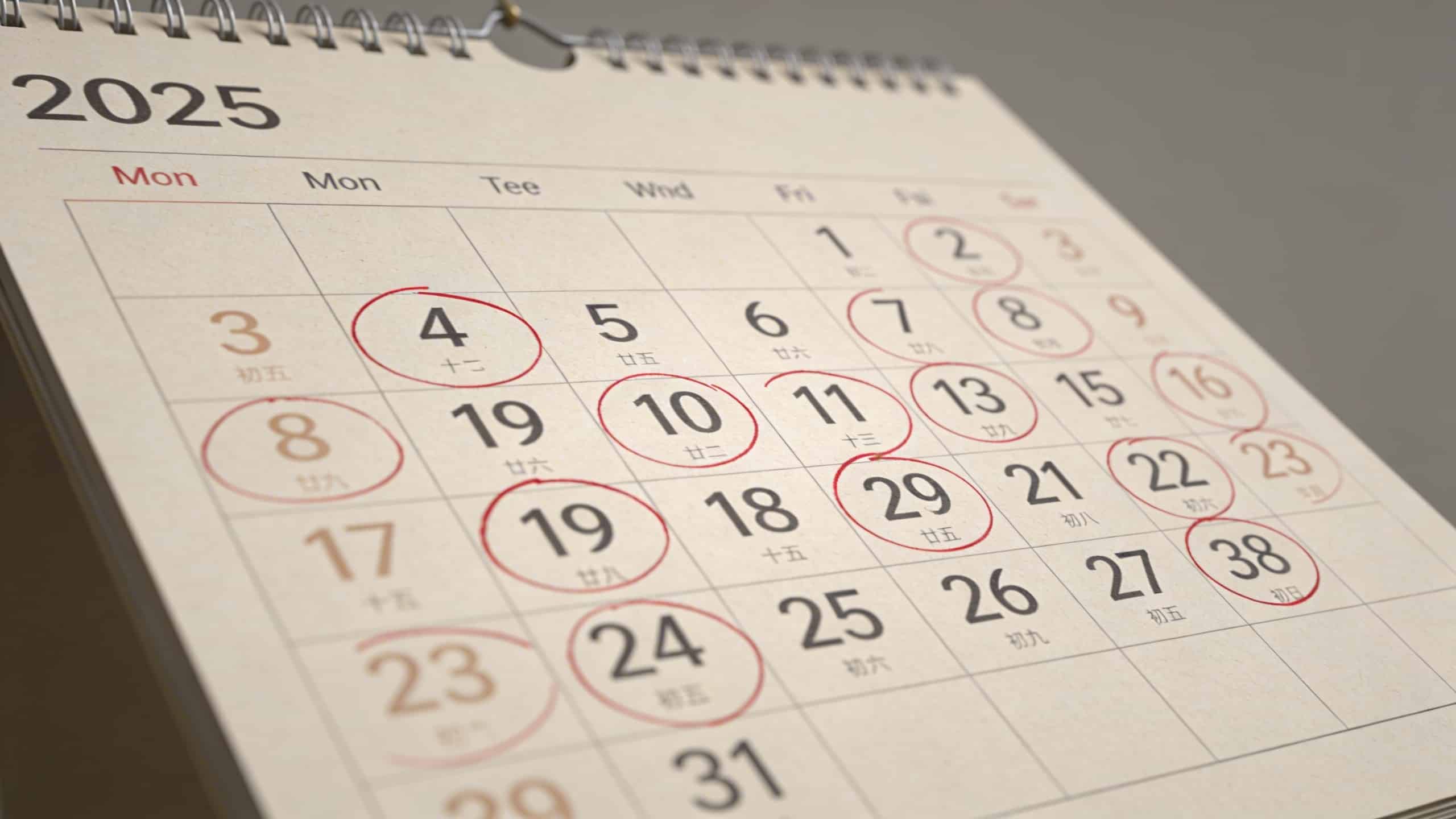 calendrier mural 2025 marqueur rouge entourant jours ouvrables