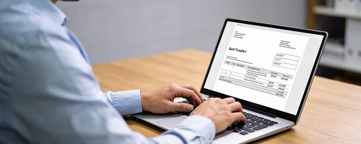 client verifiant un formulaire de virement sur ordinateur