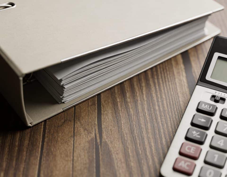 dossier apl pose sur table avec calculatrice