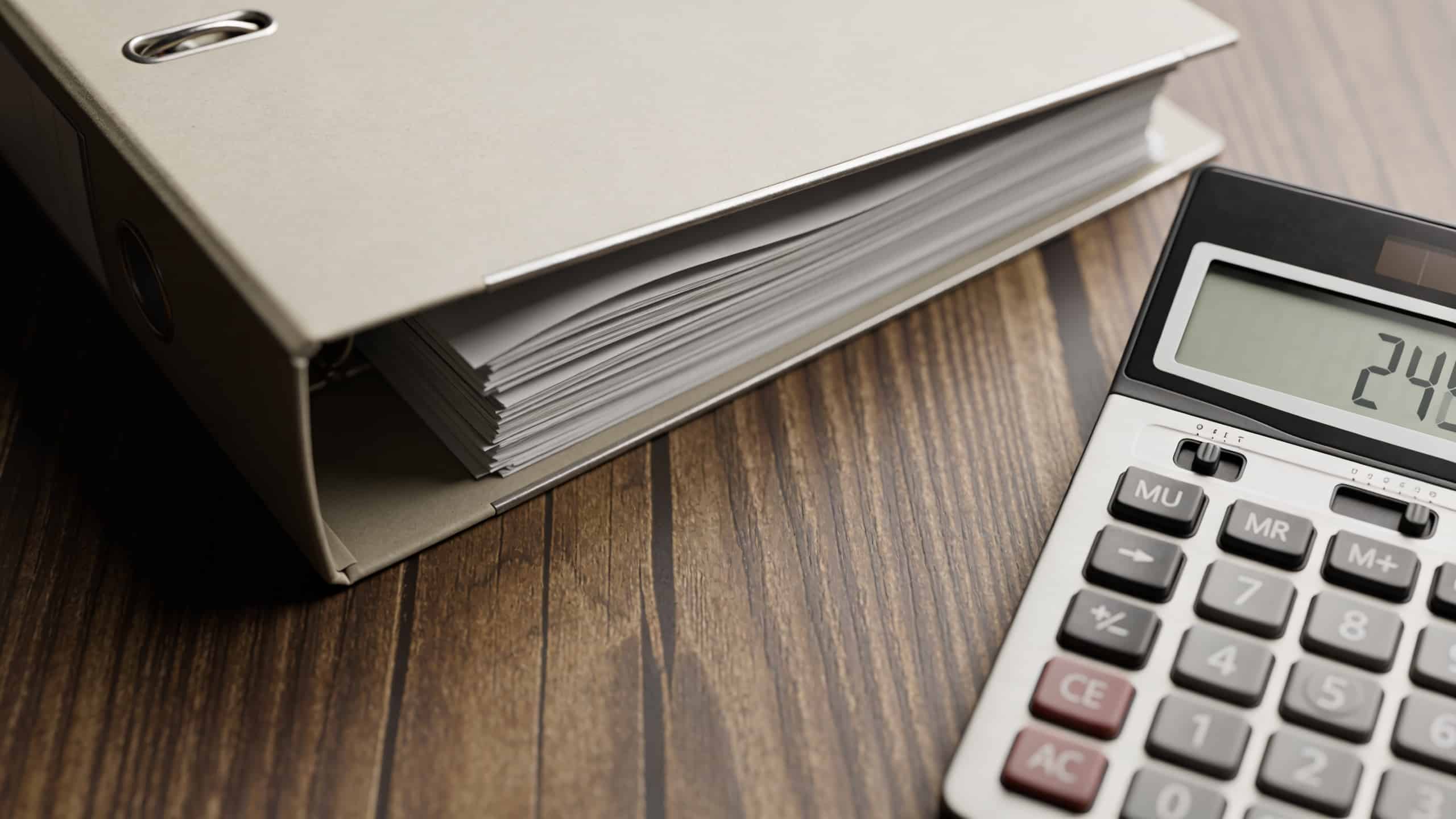 dossier apl pose sur table avec calculatrice