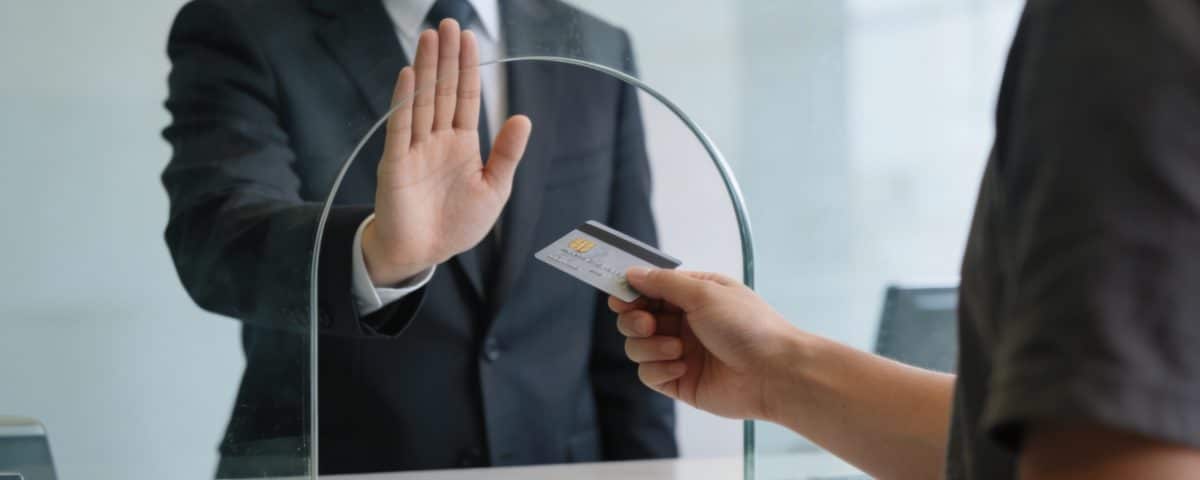 guichetier refuse virement client montrant carte bancaire