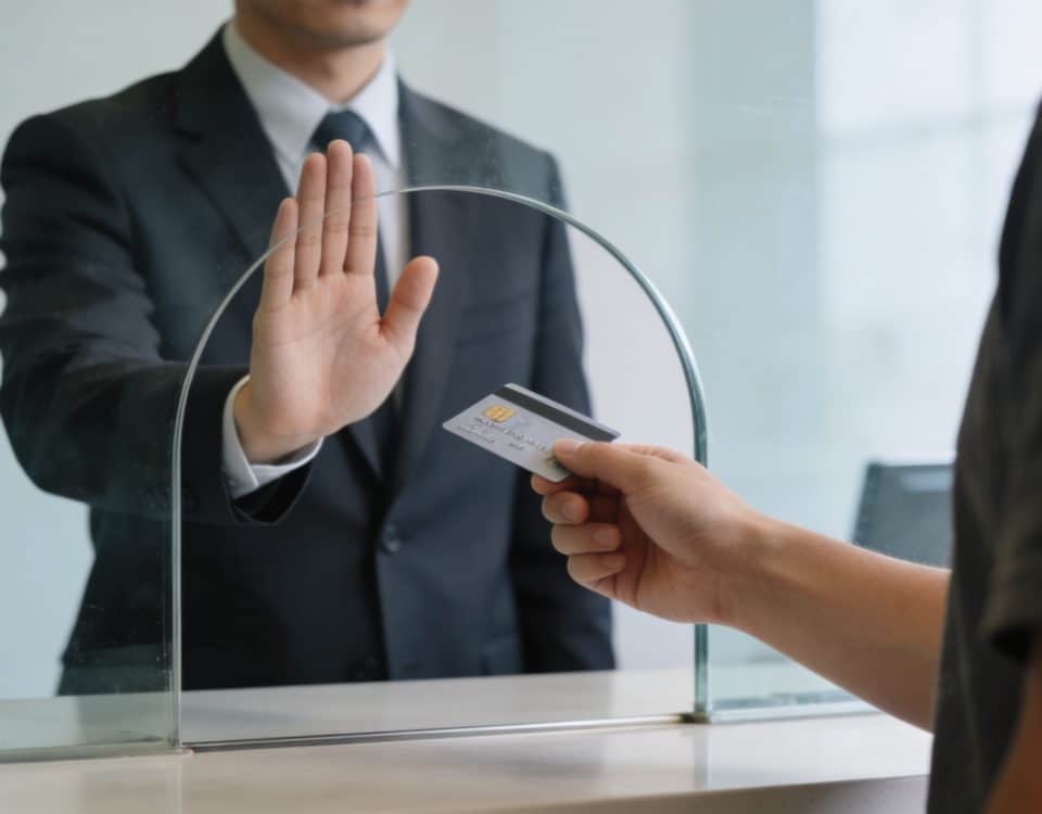 guichetier refuse virement client montrant carte bancaire