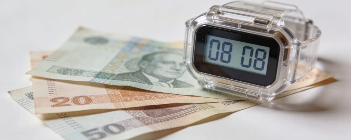 Montre numerique affichant 08 08 pres de billets
