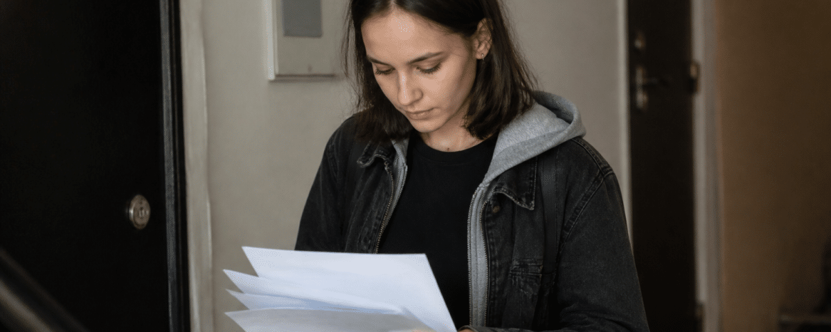 Adolescent tenant documents administratifs à la main