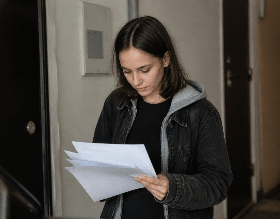 Adolescent tenant documents administratifs à la main