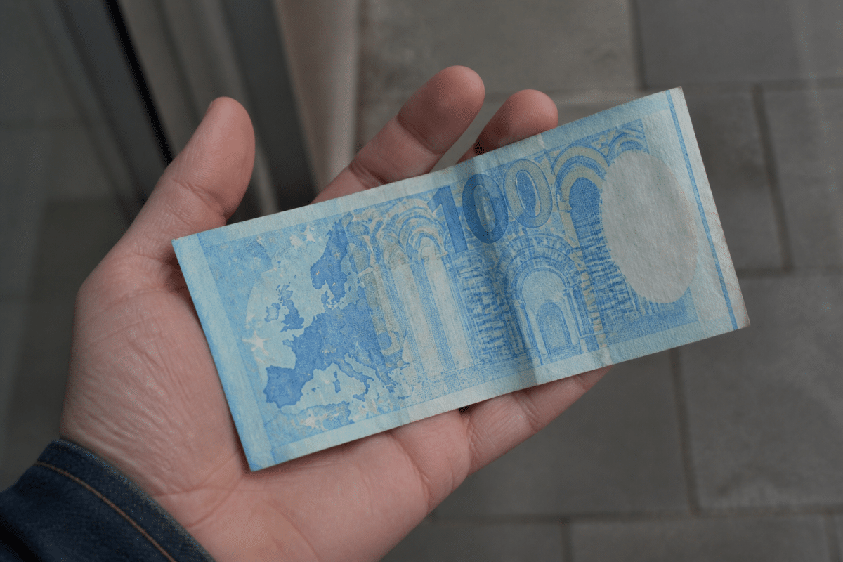Ancien billet cent euros bleu dans main ouverte