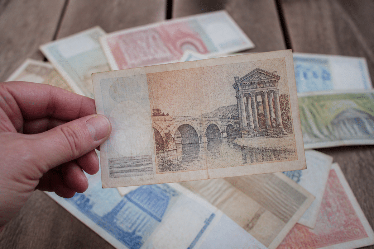 Ancien billet monnaie europeenne avec architecture classique et couleurs originales