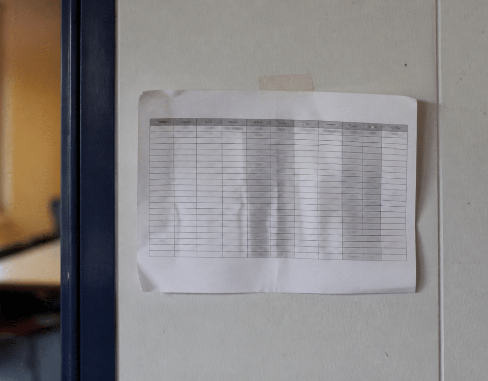 Document papier affichant baremes salaires educateurs specialises.