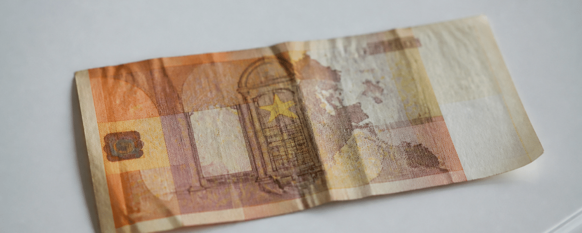 Billet de banque 50 euros serie ancienne sur table blanche