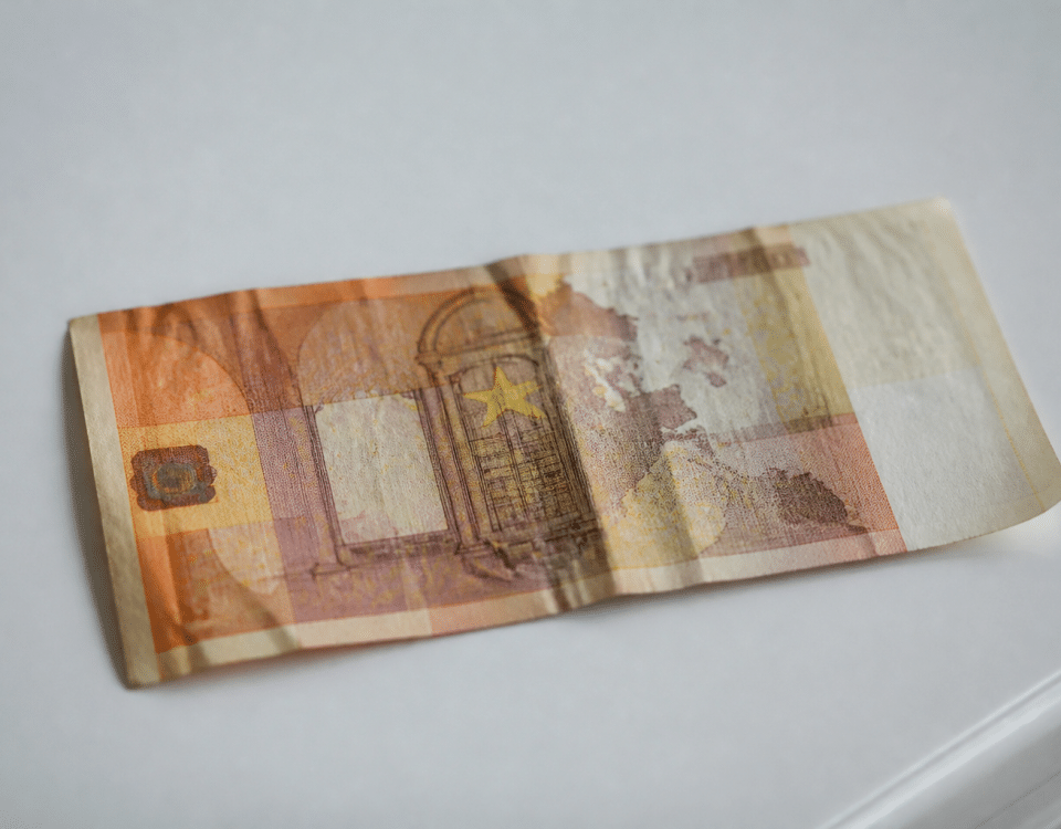 Billet de banque 50 euros serie ancienne sur table blanche