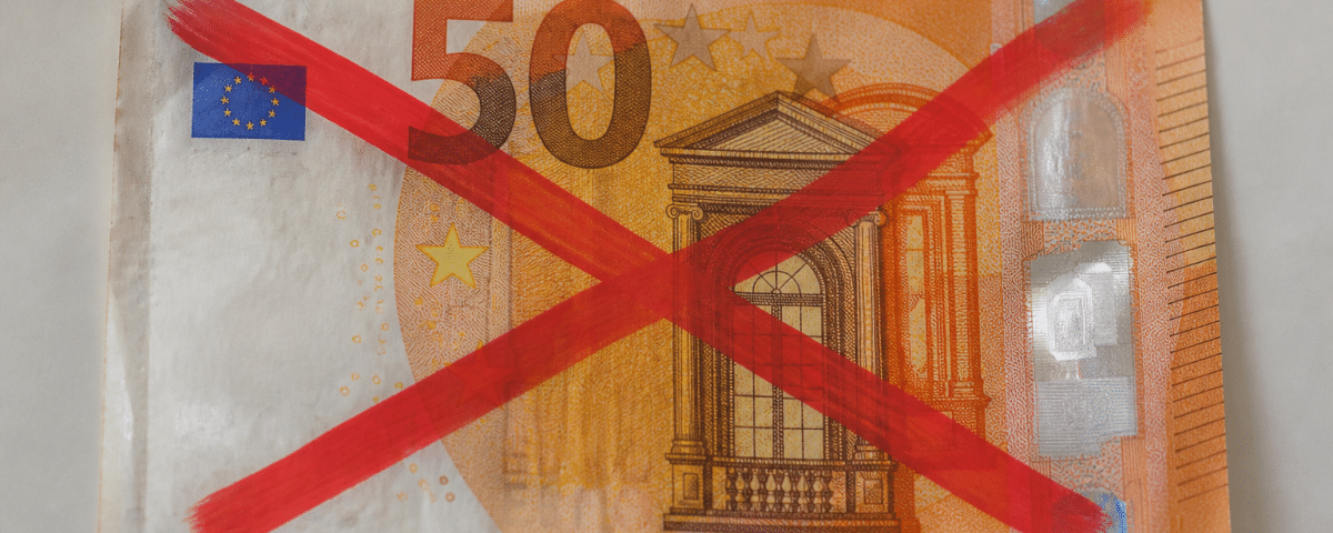 Billet de cinquante euros barré d'une croix rouge interdite.