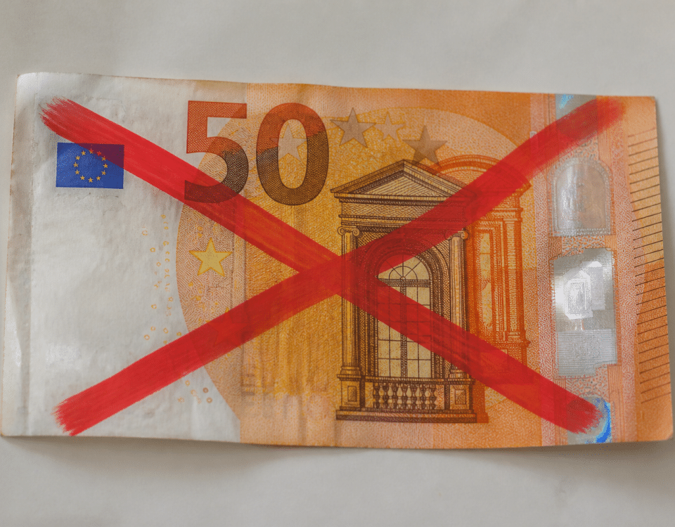 Billet de cinquante euros barré d'une croix rouge interdite.