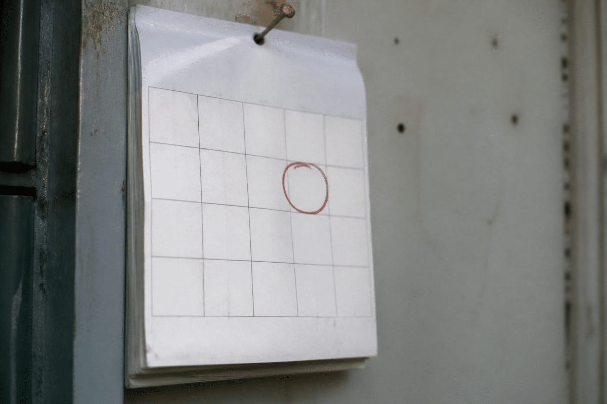 Calendrier avec date encerclée en rouge et amende écrite.