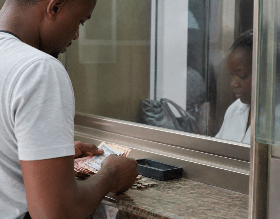 Client comptant billets et pieces au guichet bancaire.
