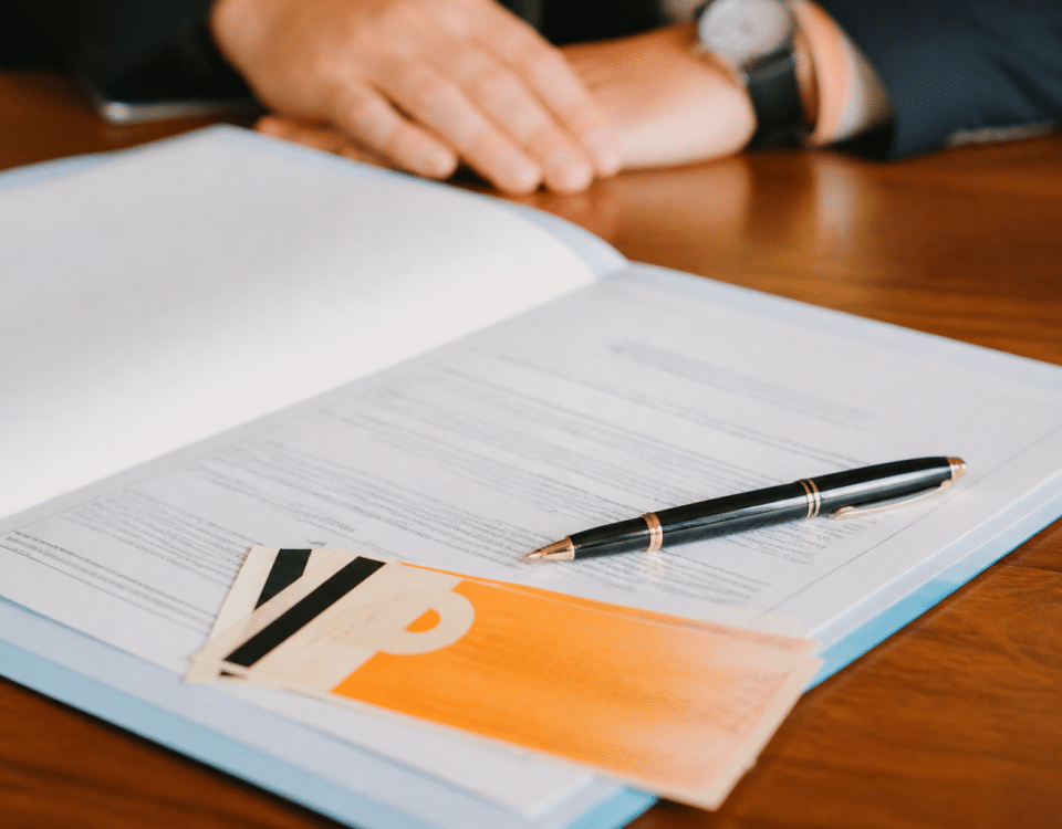 Contrat de travail ouvert avec stylo et tickets restaurant.