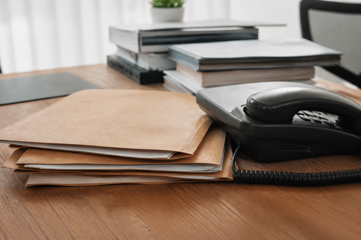 Courrier officiel et telephone sur bureau comptable