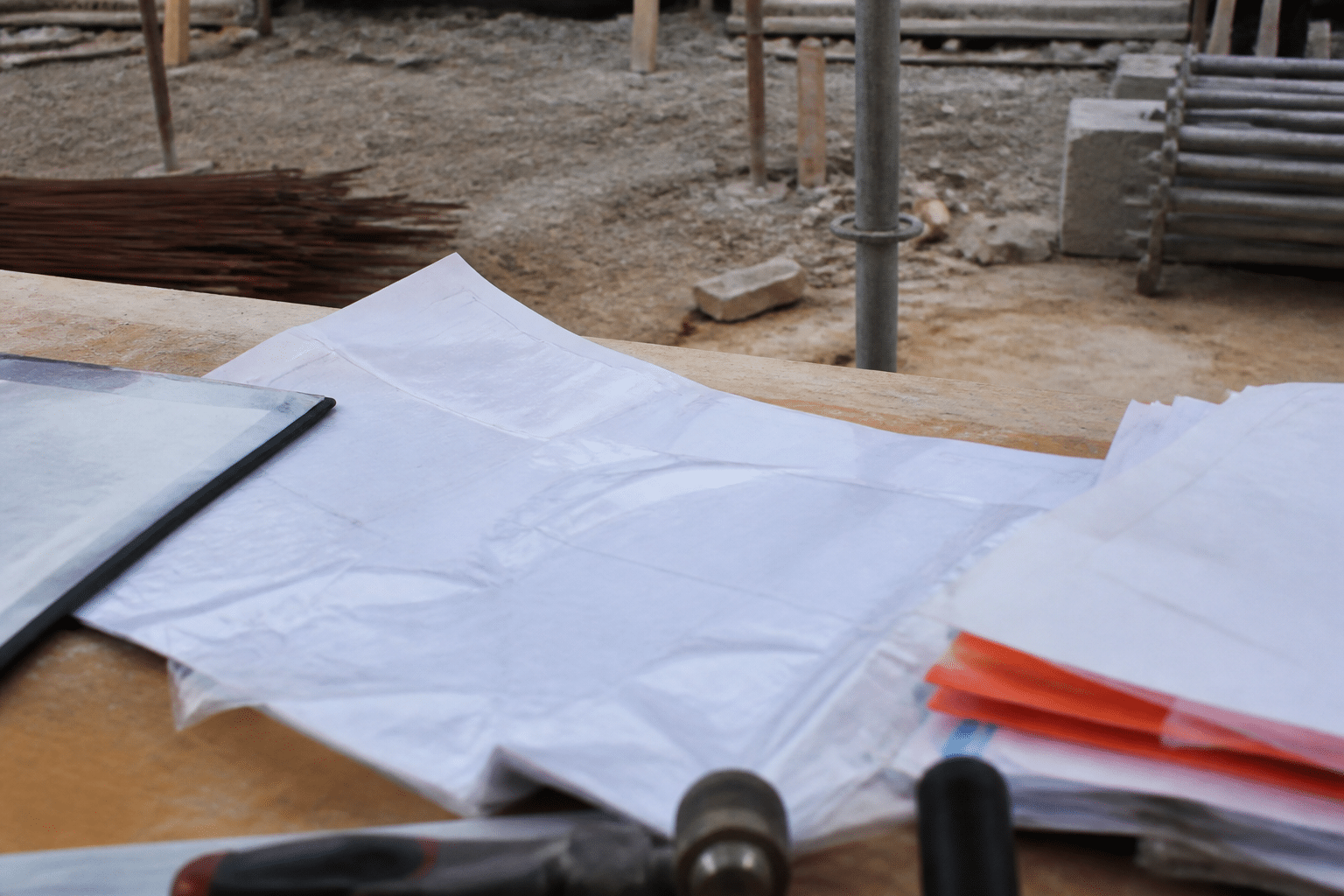 Document salarial affiche sur bureau chantier construction