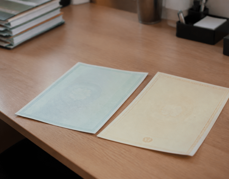 Deux documents officiels posés sur bureau administratif.