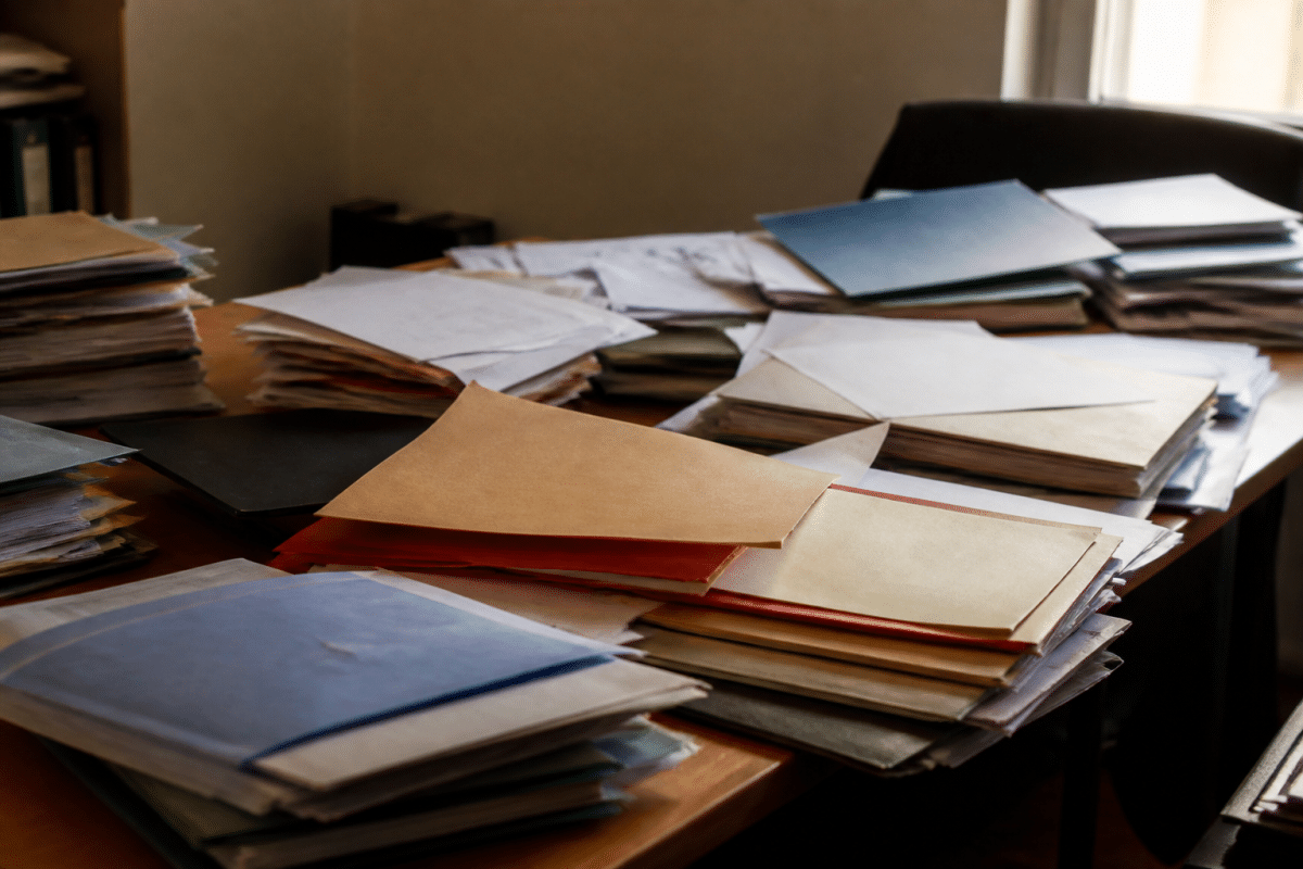Dossier administratif avec documents eparpilles sur bureau