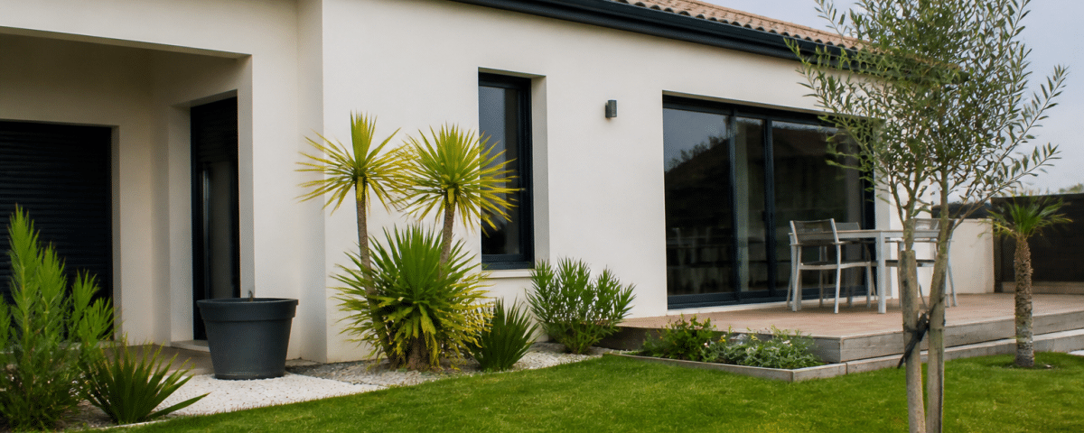 Facade de maison moderne plain pied avec jardin