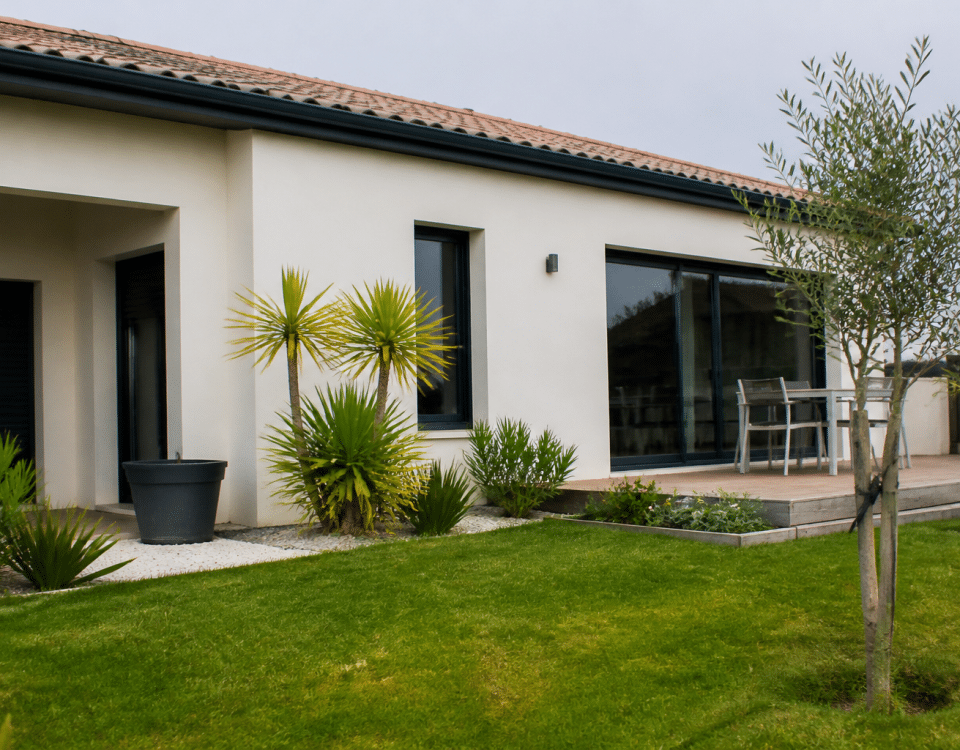 Facade de maison moderne plain pied avec jardin