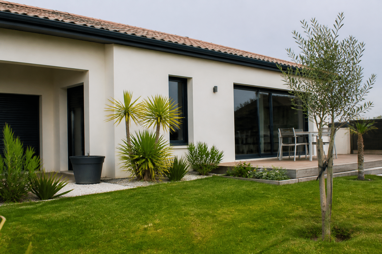 Facade de maison moderne plain pied avec jardin