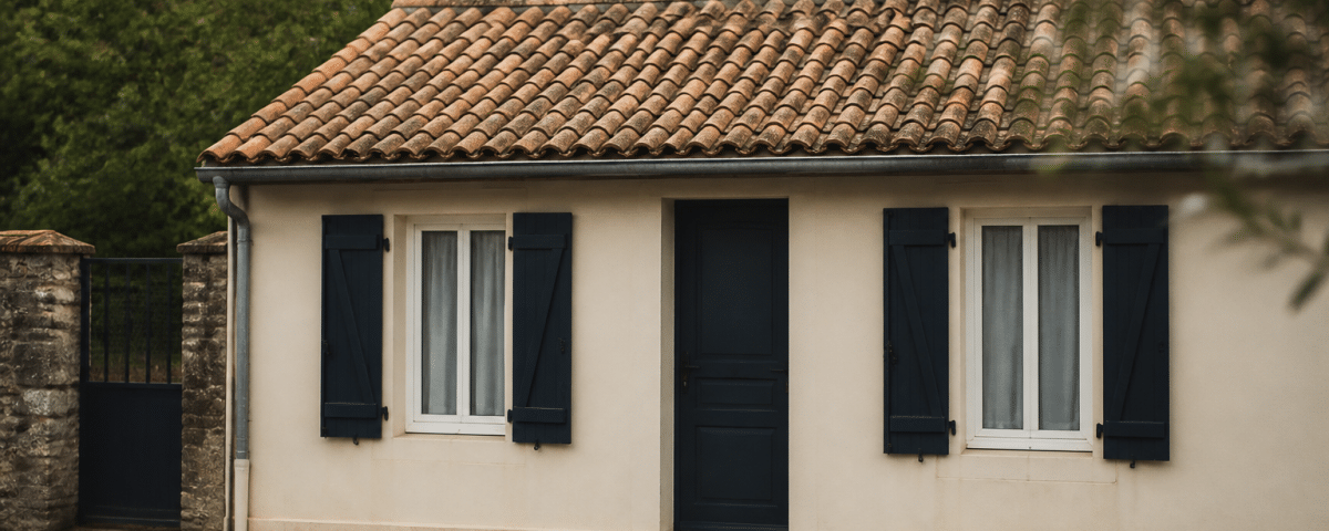 Facade d'une petite maison basse sans etages visibles.