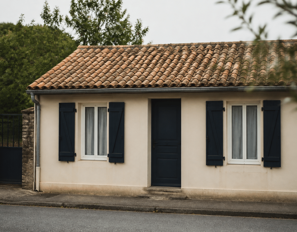Facade d'une petite maison basse sans etages visibles.