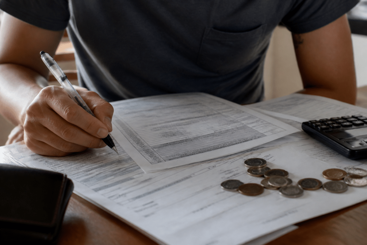 Formulaire administratif avec chiffres et symboles financiers visibles.