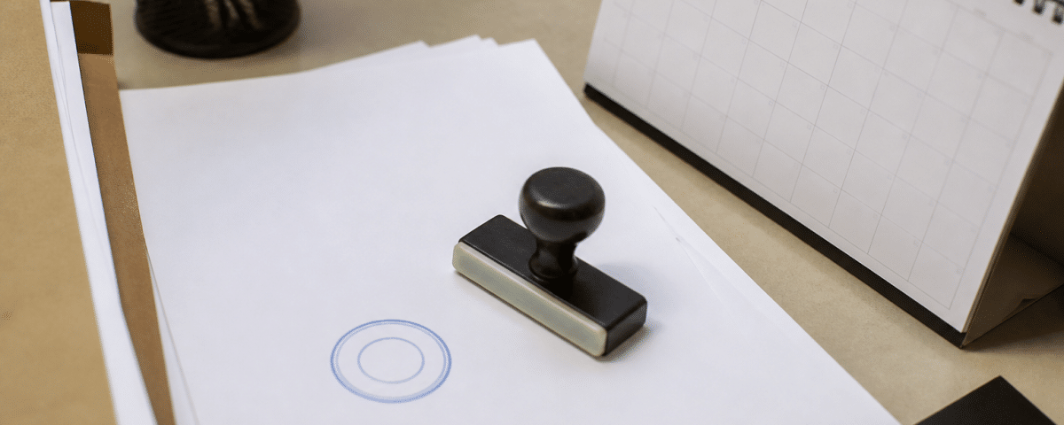 Formulaire administratif avec tampon approbation et calendrier visible.