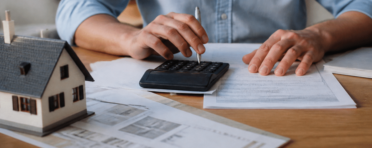 Formulaire administrative avec calculatrice et documents immobiliers