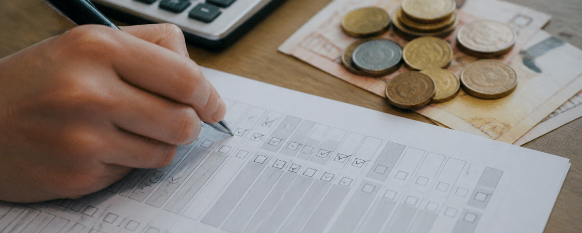 Formulaire fiscal avec cases cochees et symboles monetaires visibles