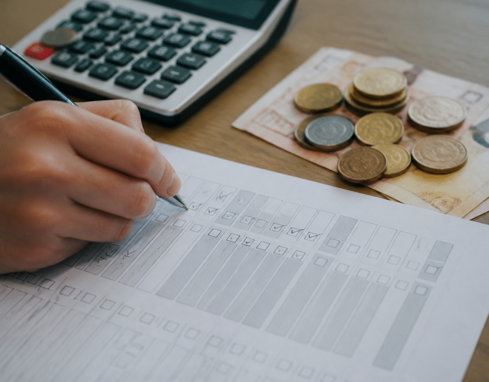 Formulaire fiscal avec cases cochees et symboles monetaires visibles