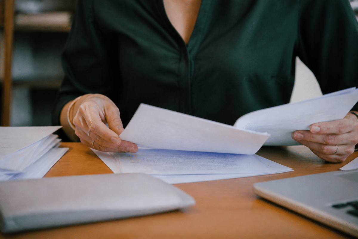Mains tenant documents administratifs et justificatifs sur bureau