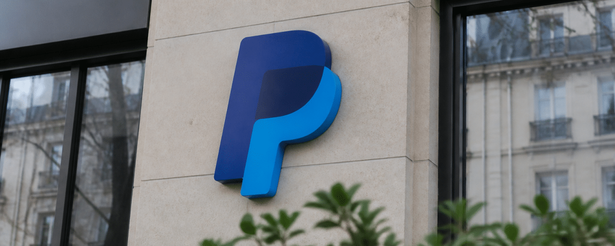Logo PayPal affiche sur facade batiment commercial europeen.
