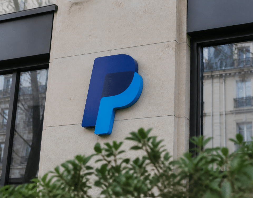 Logo PayPal affiche sur facade batiment commercial europeen.