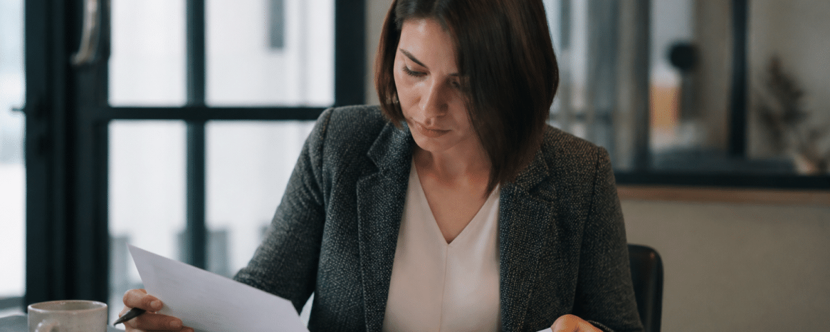 Personne assise a un bureau consultant documents financiers