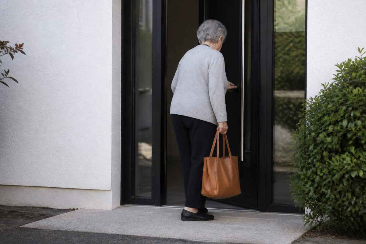 Personne agée devant porte d'entree sans marches