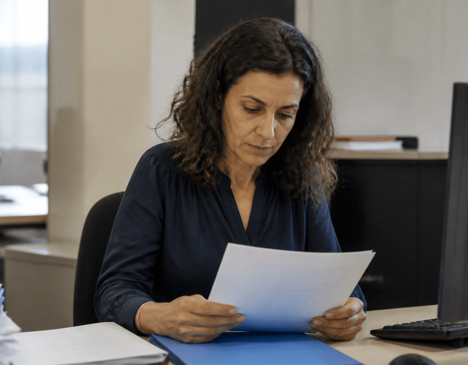 Personne assise bureau consulte document officiel administratif