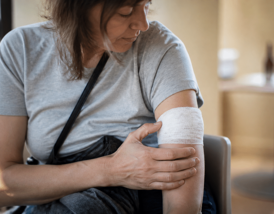 Personne assise tenant son bras immobilise apres injection.