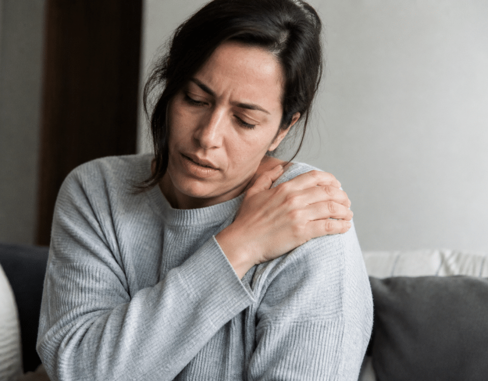 Personne tenant son epaule douloureuse avec sa main
