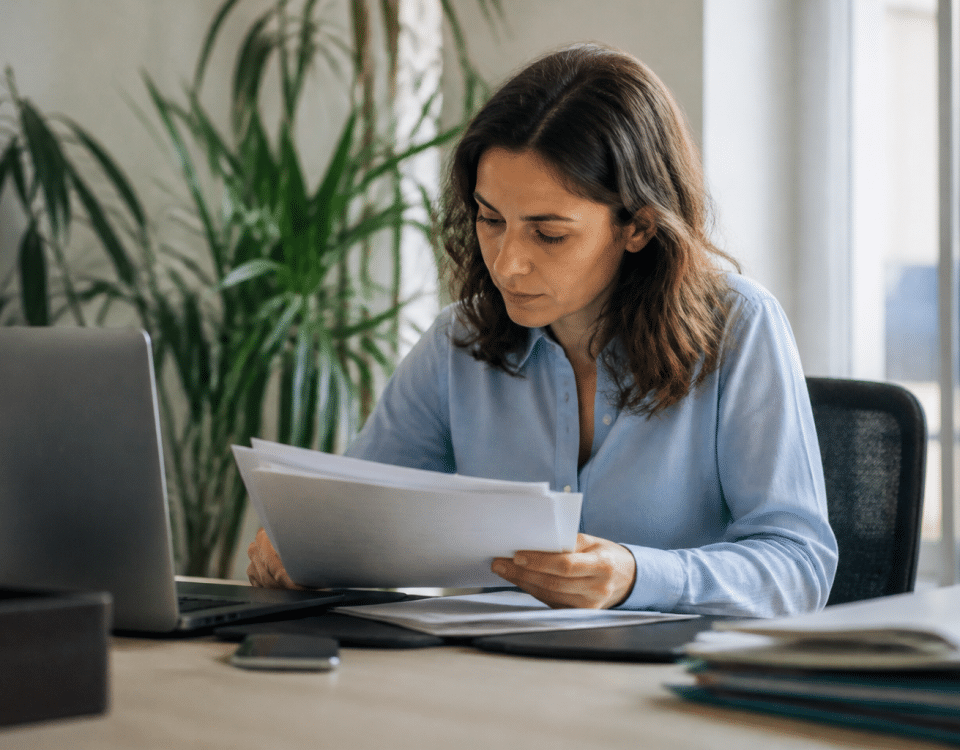 Personne etudiant des documents professionnels a son bureau