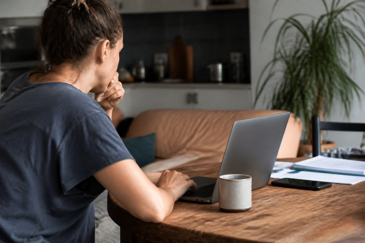 Personne remplissant formulaire logement sur ordinateur portable