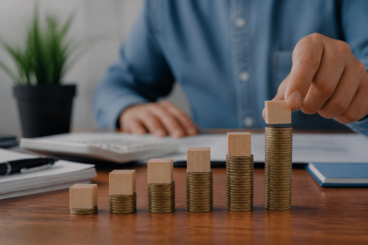 Graphique progressif montrant barres salaires croissantes et années travail.
