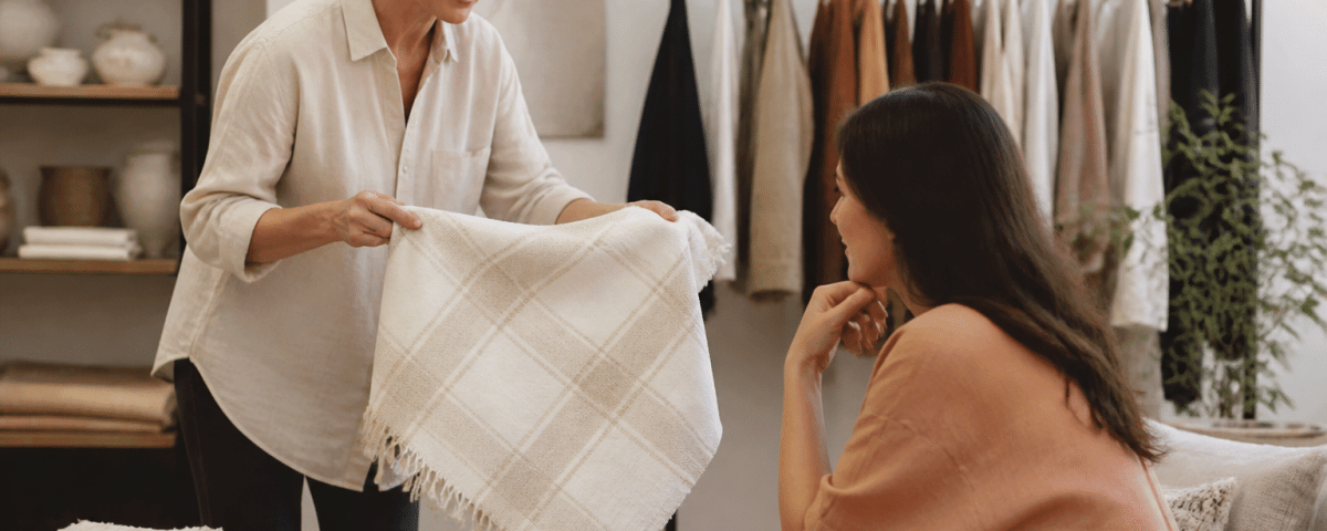 Vendeur presentant des produits a une cliente assise