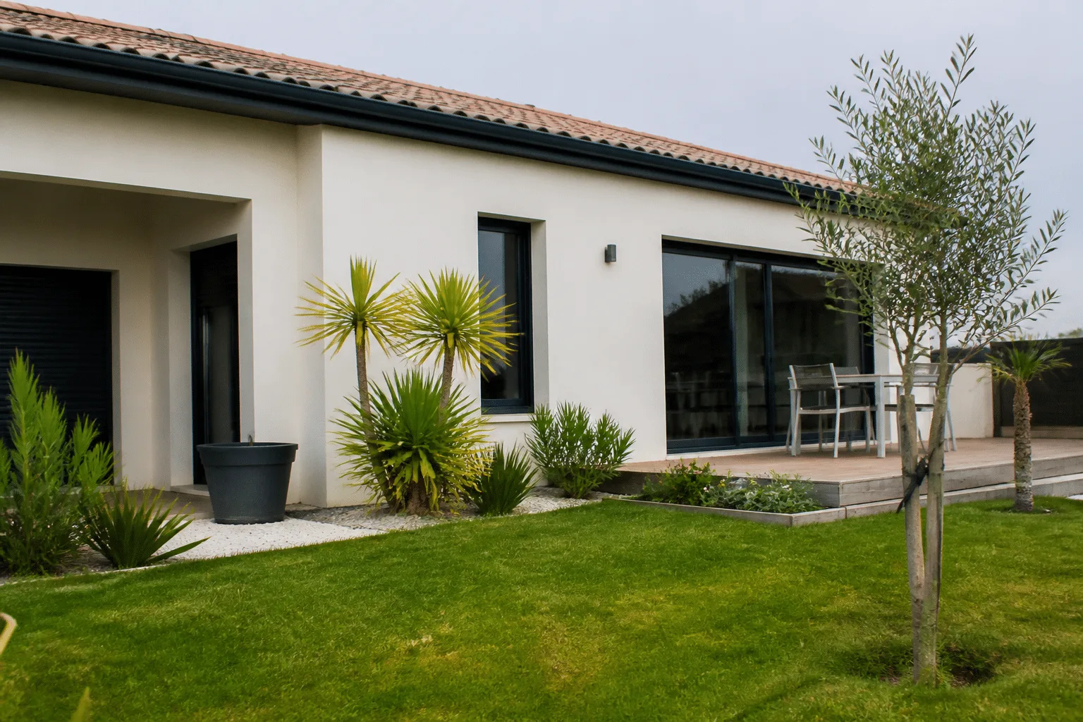 Facade de maison moderne plain pied avec jardin